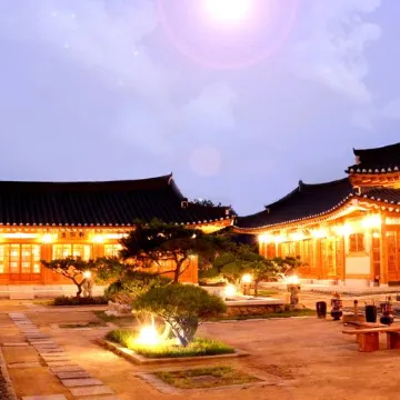 Gyeongju Hwangnamkwan Hanok Hotel Отели рядом с достопримечательностью «Храм Сундокджон»