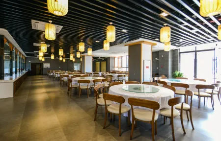 Bai Ma Lake Wetland Hotel Отели в г. Цзиньху