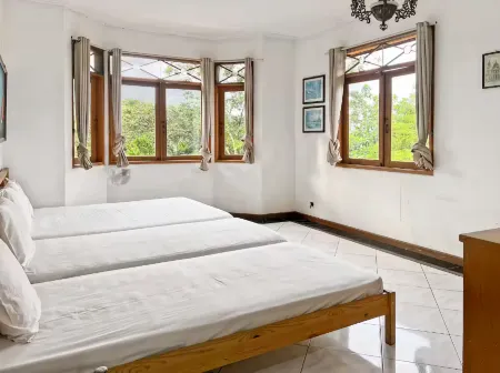 Large Bogor Villa w/ Pool, BBQ Grill& Fishing Spot Отели рядом с достопримечательностью «Camphulucai»