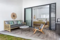 Tropical Attitude, Hotels in Grand River South East