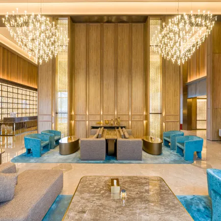 Crystal Hotel Xingyi South Station Wanfenglin Airport