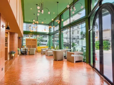 Happihaus Hotel Bangkok Hotel dekat Wat Lan Boon
