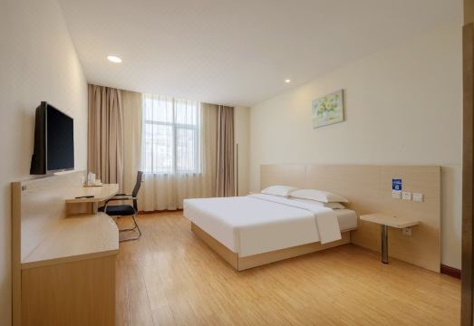 Juxin Hotel의 깔끔한 객실 내부