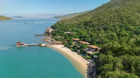 An Lam Retreats Ninh Van Bay Отели рядом с достопримечательностью «Hoa Lan Island Resort»