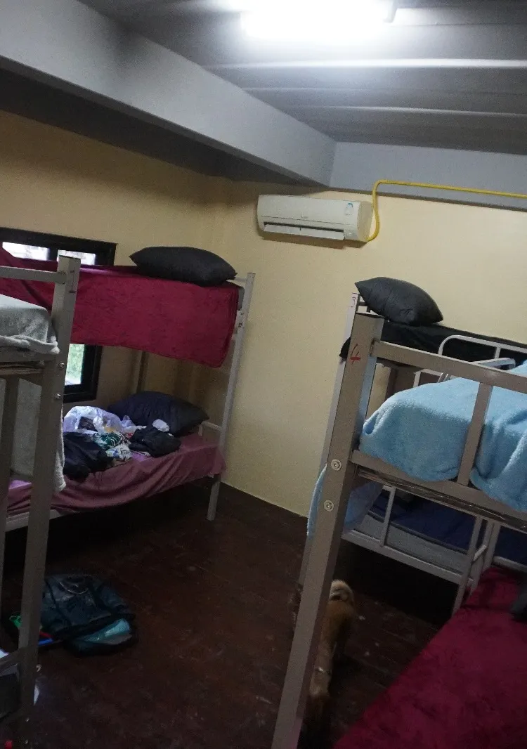 เตียงเดี่ยวในห้องพักรวม 8 เตียง