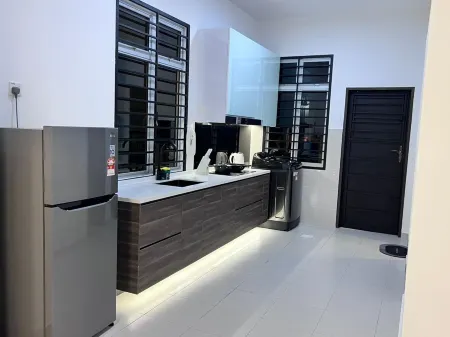 Senai 14pax The Joyous Home Pooltable Airport JPO Отели рядом с достопримечательностью «Johor Premium Outlets»