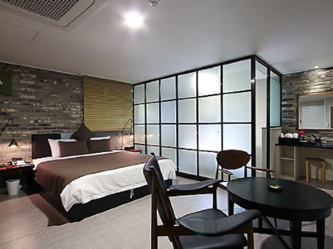 Hotel 385