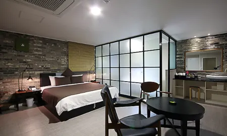 Hotel 385 Отели рядом с достопримечательностью «Yeojwacheon Stream»