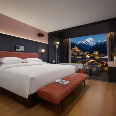 Divine Opera: The Ultimate Grand Hotel โรงแรมใกล้จตุรัสมูนไลท์