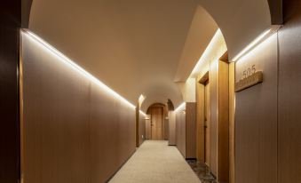 Bairan Private Hot Spring Smart Cinema Design Hotel (Xingyi Jushan Square Huijin Center)