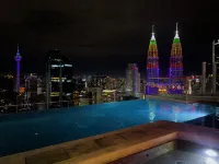อิมพีเรียลลักชัวรีสวีทส์ KLCC โดยมูนเวย์ - สระว่ายน้ำส่วนตัว