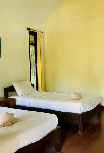 กระท่อมพัดลมราคาประหยัด - เตียงเดี่ยว 2 เตียง