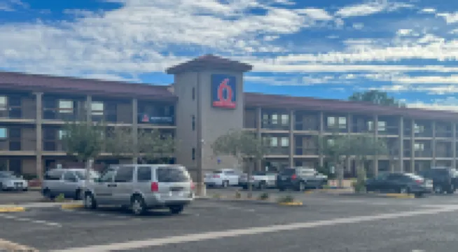 MOTEL 6 維克多維爾綠樹大道