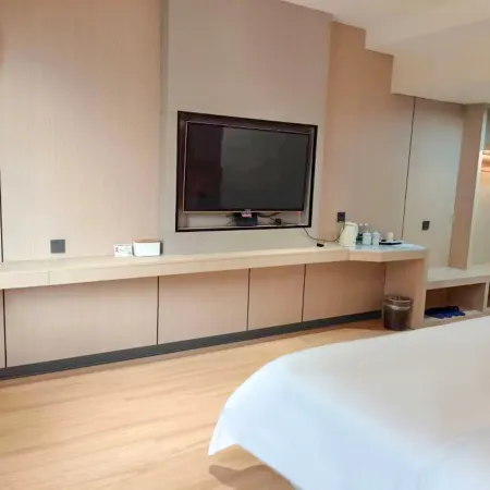 Pai Hotel (Hezhou Lingfeng Plaza)