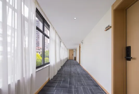 Baihao E-sports Hotel (Zhangjiajie Hourong Food Street)