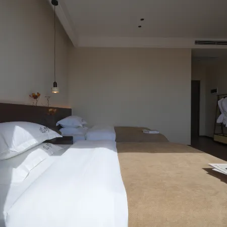 Yexu · Snow Peak ・ 360° Sunshine Golden Mountain · Stargazing · Designer Vacation Boutique Stay
