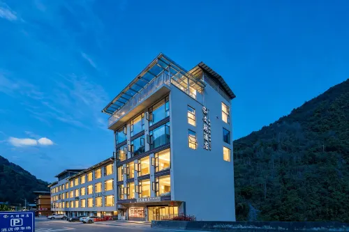 Wolong Wenyue Homestay - 주차장