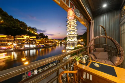 Phoenix Wanfeng Yushe Light Luxury Homestay (Hongqiao Branch, Fenghuang Ancient Town) - Romantic