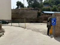 HanTing Hotel (Yichuan Dianli Building Hukou Waterfall) - parking