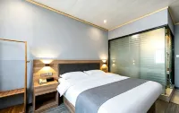European Light Luxury Hotel (Jinxiu Taiping Ancient City) - 주차장