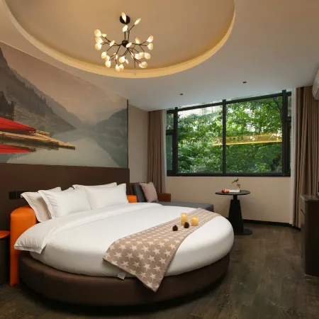 Lingbao Chunmian Chain Hotel
