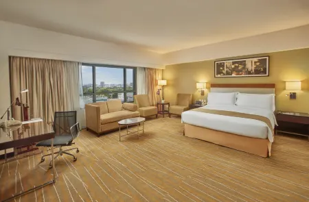 Holiday Inn & Suites Makati Отели рядом с достопримечательностью «Three Central»