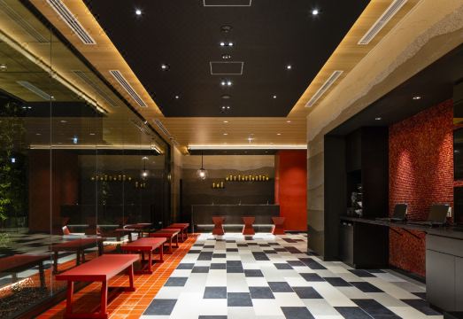 더 비 아사쿠사의 심플하고 모던한 로비