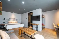 Meirui Hotel (Beiliu Central Plaza Bus Terminal)