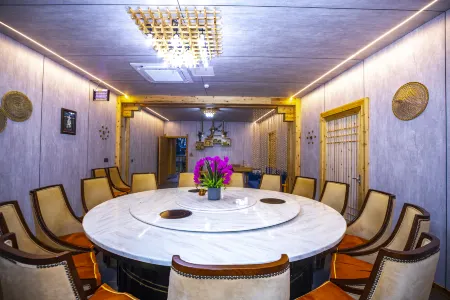 Peach Blossom Island Wild Luxury Homestay Отели в г. Мацзян