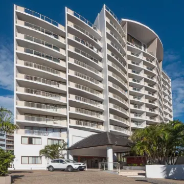 Broadbeach Savannah Resort Hotels near Mermaid Beach