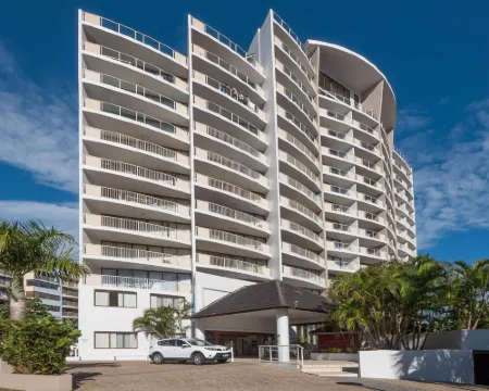 Broadbeach Savannah Resort Hotels in Broadbeach