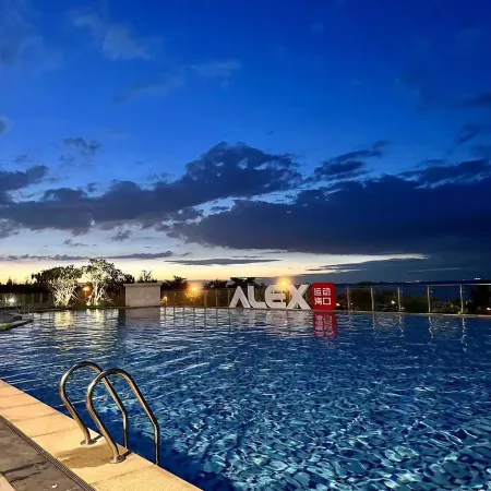 Vienna International Hotel (Haikou Binhai Avenue Xixiu beach branch)