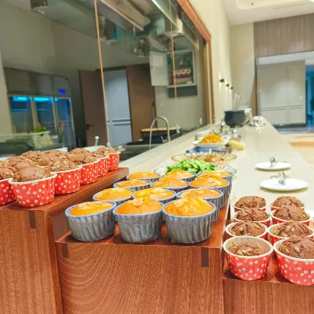 Vienna International Hotel (Leshan high-speed railway station Jiaxing road gourmet street shop)