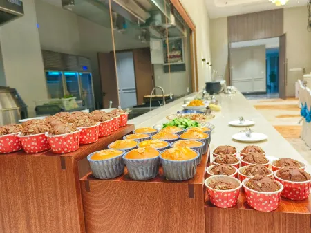 Vienna International Hotel (Leshan high-speed railway station Jiaxing road gourmet street shop)