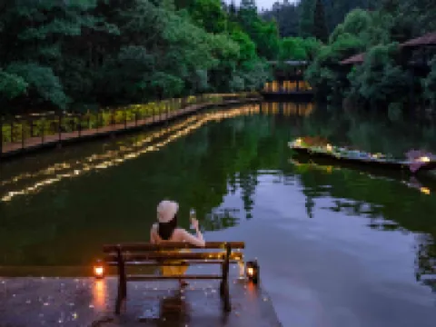 naked Stables Resort Hoteles en Deqing