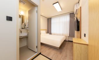 Hi Inn (China University of Political Science and Law, Jimenqiao Metro Station Store)