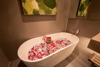 ROUR SEASONS RED MAPLE HOTEL Hotels in Qiqihar