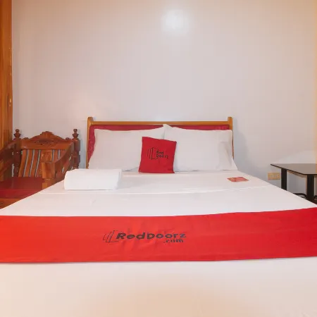 RedDoorz @ Farm Side Hotel Laoag City
