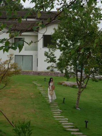 Hengdian Liwu Liubai Hot Spring Holiday Beauty