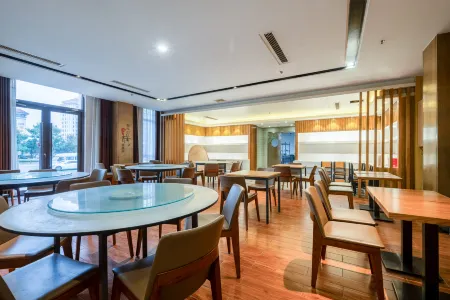 Yijie Shangyou Hotel (Longshan Industrial Park Store, Guian New District) Отели рядом с достопримечательностью «Guizhou Electron Technology Vocational College»