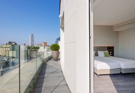 호텔 프런트 데스크와 친절한 직원