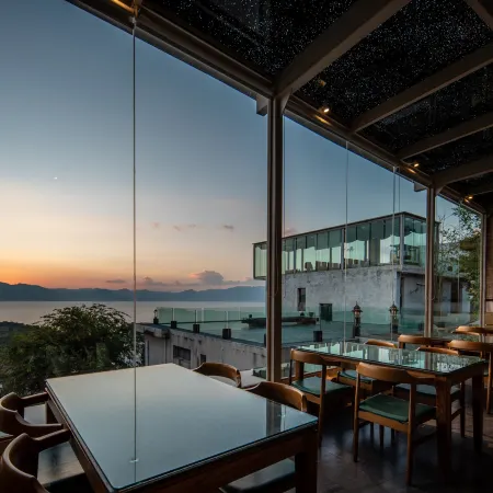 Fuxian Lake Tongchenyuan Lakeview Hot Spring Homestay