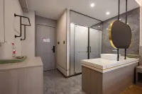 Lichun Rui-Xuan Hotel, Hongshan Square Subway Station, Wuchang Station, Wuhan. - parking