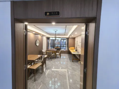 Huacheng Hotel (Nanningdong Railway Station South Square) Отели рядом со станцией Nanning East Railway Station