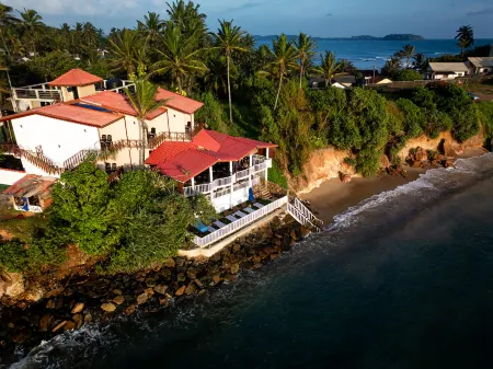 We Are Surfers hotel Отели рядом с достопримечательностью «Resthouse Handiya Bo Tree»