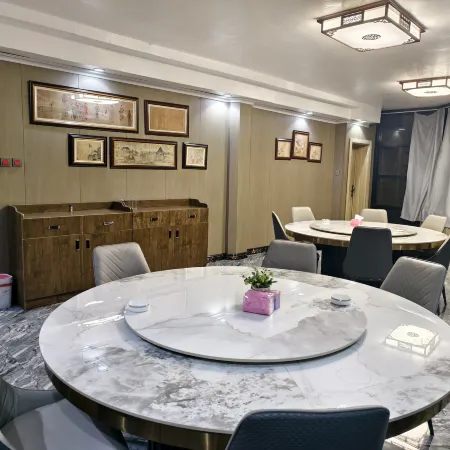 JUN YUE VI Lagos hotel(Royal Hospital,Landmark Centre)