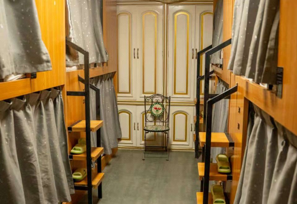 카슈가르 유스 호스텔의 깨끗하고 정돈된 공용 공간 사진입니다.