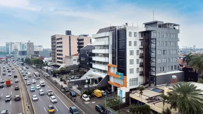Front One Boutique Hotel Taman Anggrek Hotel dekat GKKK APL Tower