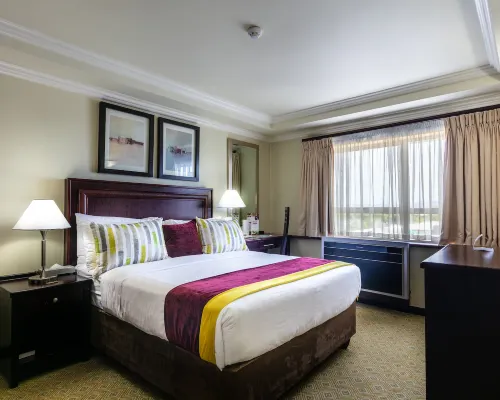 Cresta President Hotel โรงแรมในกาโบโรเน
