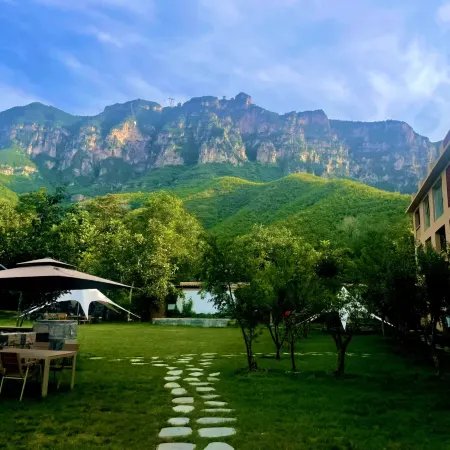 Yuntai Mountain Azalea Green Meadow Resort Hotel